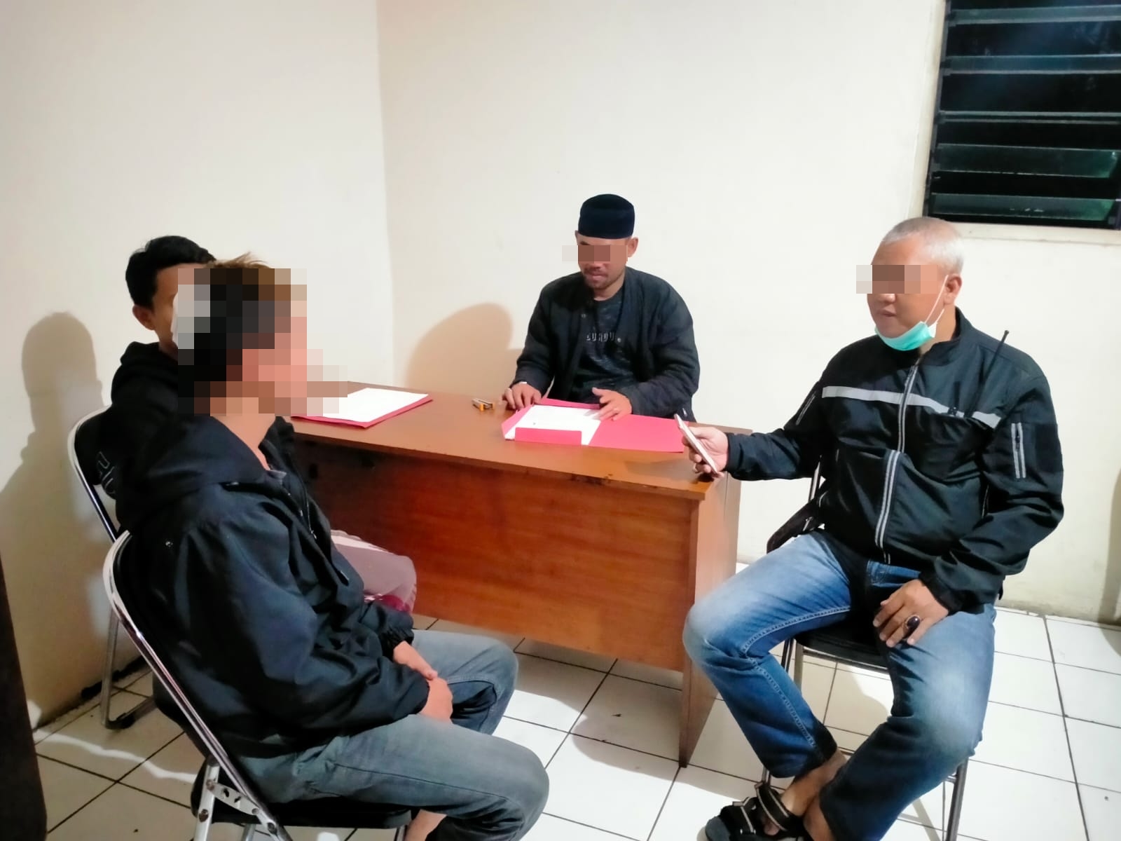 Kapolsek Sukaraja, Polres Sukabumi Kota, Kompol Dedi Suryadi saat memimpin mediasi