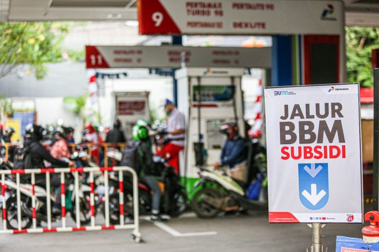 Warga antre mengisi Bahan Bakar Minyak (BBM) di SPBU