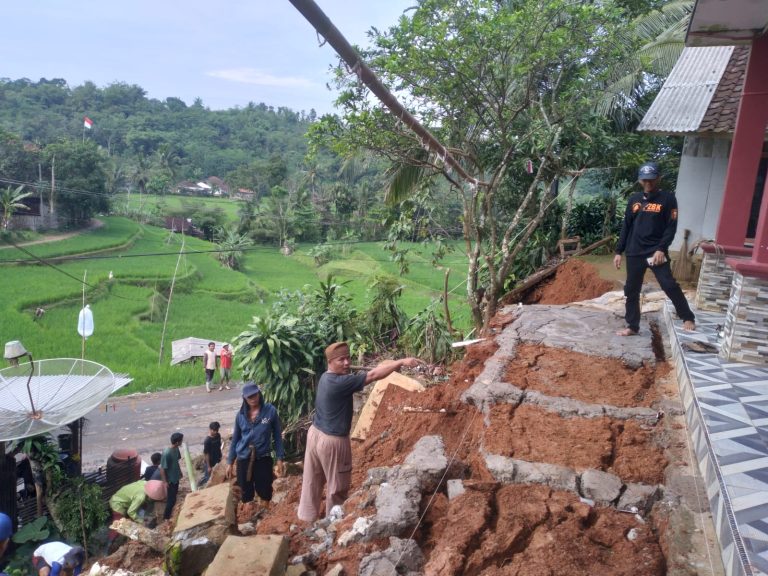 Retakan tanah Sukabumi