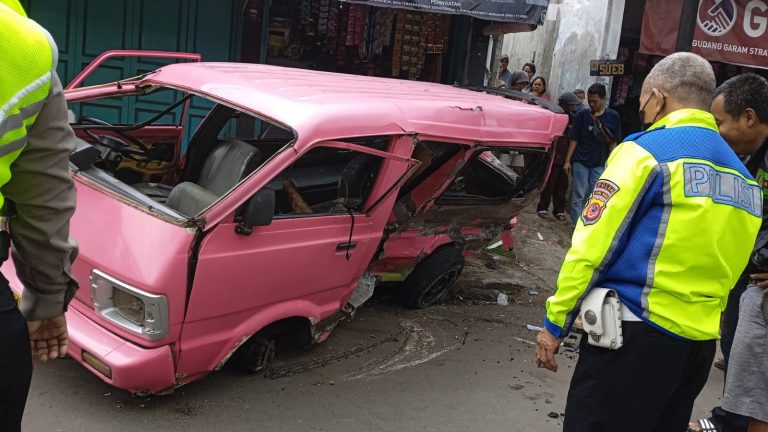 kecelakaan lalu lintas di Jalan RA Kosasih, tepatnya di depan Pesona Cibeureum Permai