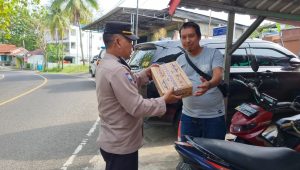 Ojek Pangkalan di Palabuhanratu Sukabumi Dapat Bingkisan Sembako dari Polisi