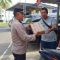 Kapolsek saat memberikan bantuan berupa bingkisan
