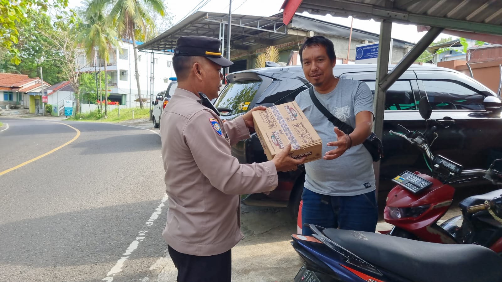 Kapolsek saat memberikan bantuan berupa bingkisan