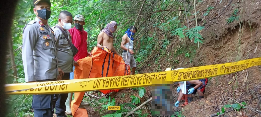 Petugas Polsek Cikembar, Polres Sukabumi, saat melakukan olah TKP di Kampung Cilaksana, RT 03/RW 01, Desa Bojongkembar, Kecamatan Cikembar