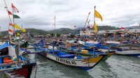 Perahu nelayan yang sandar di dermaga Palabuhanratu,