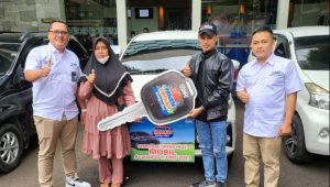 Opiah Nasabah BRI Unit Ciemas Terima Mobil Avanza dari Undian PHS Periode 2/2021 BRI Sukabumi, Selamat Ya..