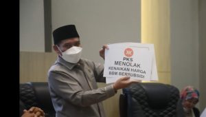 Rapat Paripurna DPRD Kabupaten Sukabumi, Diwarnai Aksi Penolakan Kenaikan BBM oleh Fraksi PKS