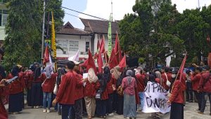 Tolak Kenaikan BBM, Mahasiswa Ujuk Rasa di Gedung DPRD Kota Sukabumi, Ini Tuntutannya