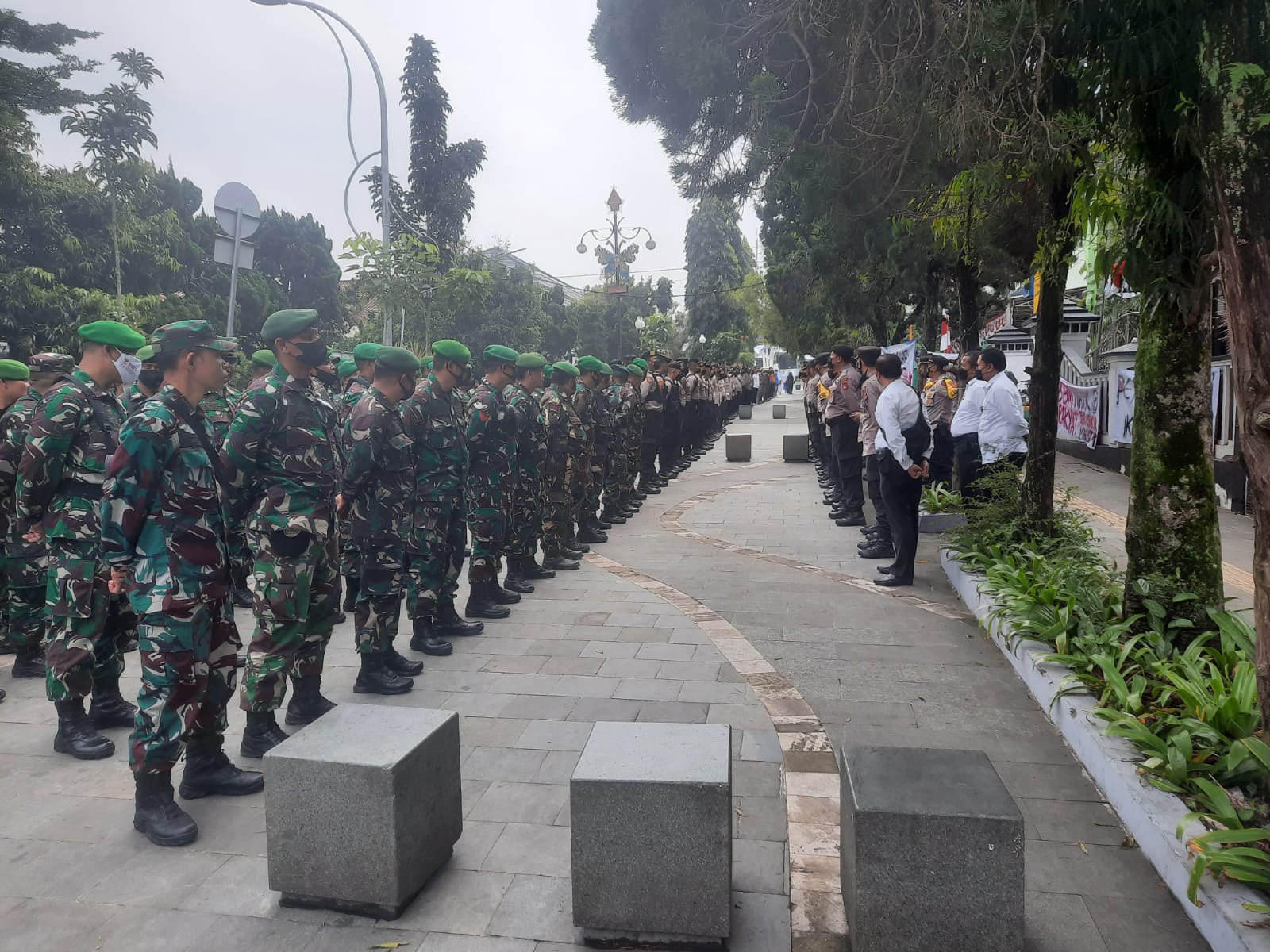 TNI/Porli siaga mengamankan aksi unjuk rasa di Kota