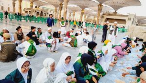 Jamaah Umrah Ambassador Tour and Travel Sukabumi Botram Tamis di Masjid Nabawi