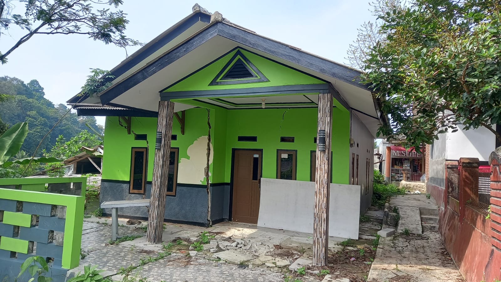 pergerakan tanah yang terjadi di Kampung Sukawayana, Desa Cikakak, Kabupaten Sukabumi