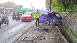 Hilang Kendali, Angkot Jurusan Cicurug-Cibadak Hancur Disikat Kijang Innova