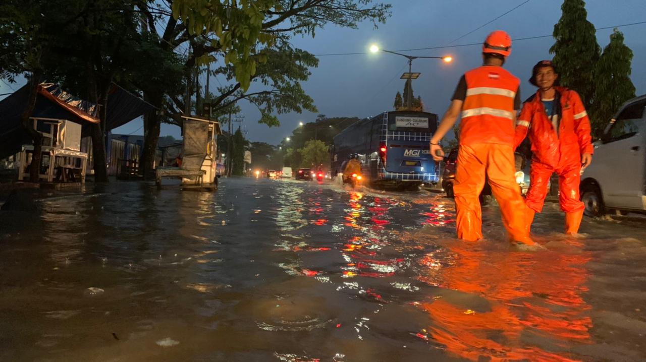 Kondisi bencana banjir di depan Terminal Tipe A KH