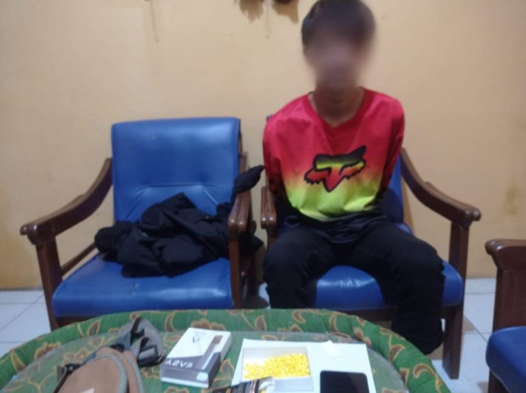 Petugas Polsek Lengkong, Polres Sukabumi, saat mengamankan AM (21) yang merupakan