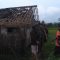 Petugas gabungan saat gotong royong memperbaiki atap rumah warga