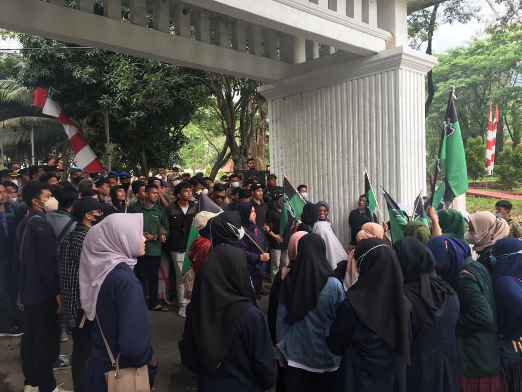 Suasana saat puluhan mahasiswa melakukan aksi unjuk rasa di depan gedung DPRD Kabupaten Sukabumi