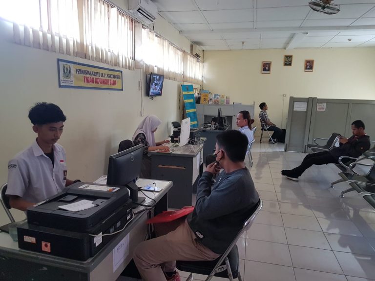 Sejumlah warga saat membuat permohonan kartu kuning
