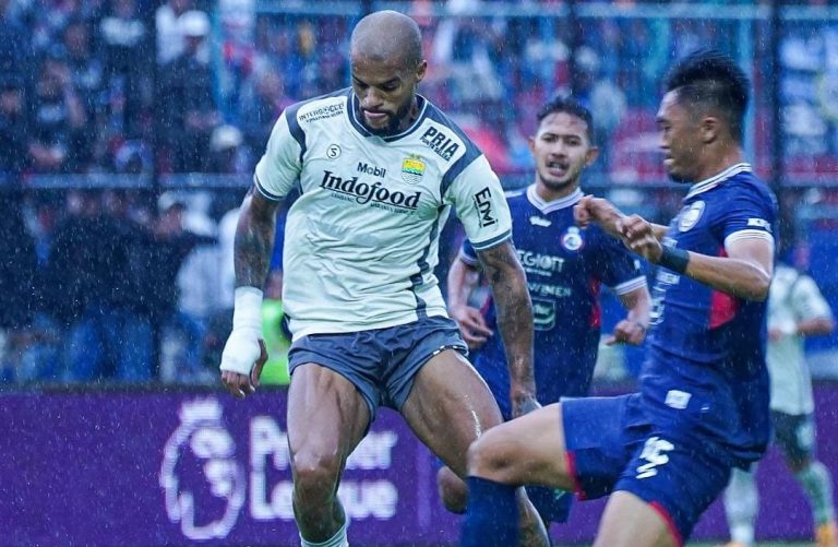 Pemain Persib David Da Silva saat berduel dengan pemain Arema FC