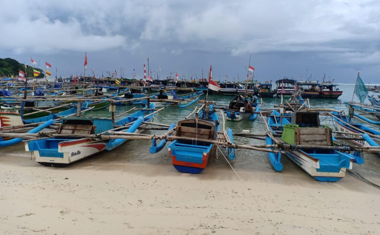 perahu bersandar di tempat sandar pantai Ujung Genteng, Kecamatan Ciracap,