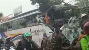 Hendak ke Bandung, Bus Rombongan Guru SMP Negeri 1 Palabuhanratu Kecelakaan di Cianjur