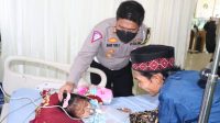 Kalila Anak yang Sakit Jatung Bocor Dijenguk  Satlantas Polres Sukabumi 