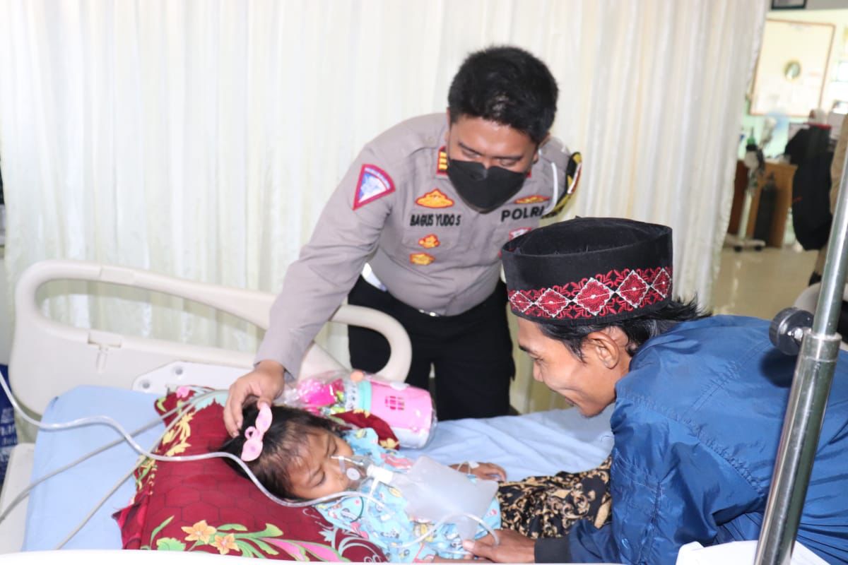 Kalila Anak yang Sakit Jatung Bocor Dijenguk  Satlantas Polres Sukabumi