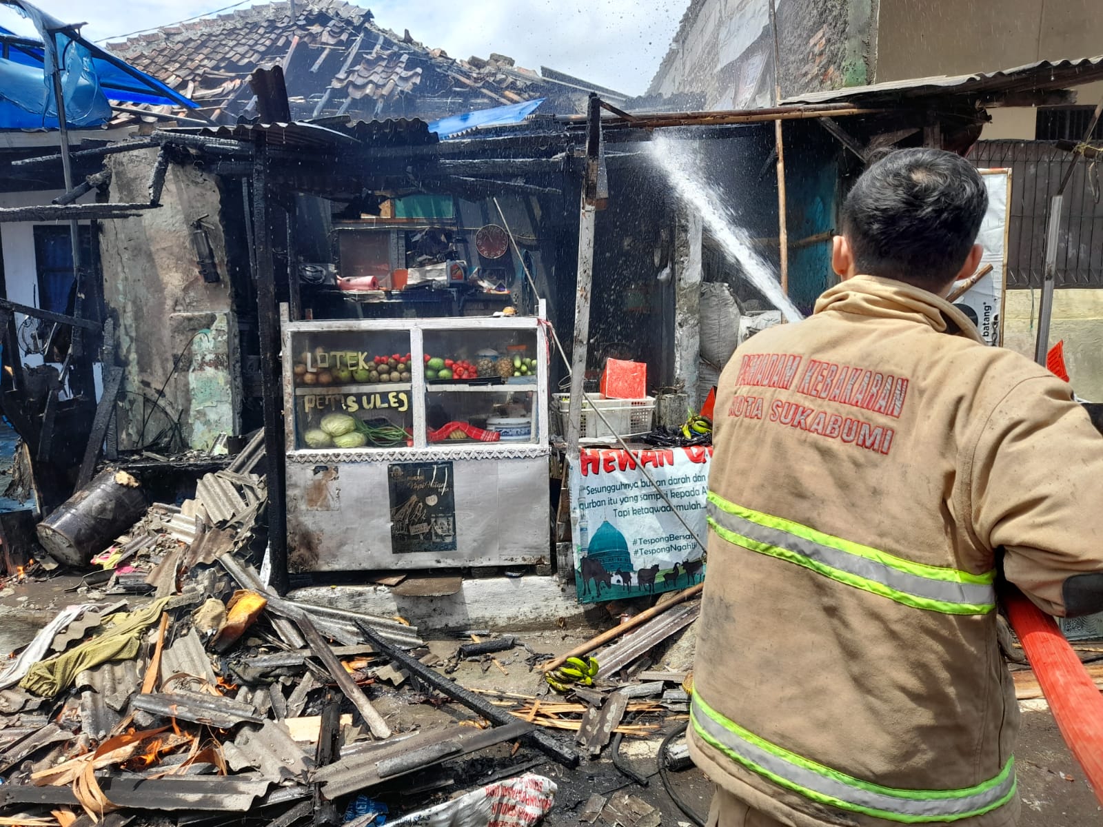 Sejumlah personel Damkar Kota Sukabumi saat berupaya memadamkan api di Jalan Proklamasi,