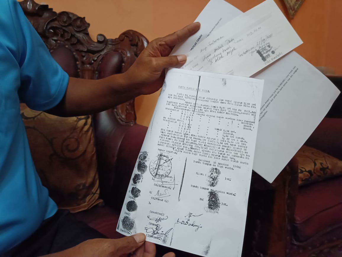 Asep Sudirman (61) warga di Kelurahan Sriwidari menunjukan berkas untuk persyaratan pembuatan sertifikat tanah melalui program PTSL