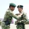 Panglima Kostrad (Pangkostrad) Letjen TNI Maruli Simanjuntak, secara resmi menyematkan Brevet Kehormatan Cakra kepada Kapolri