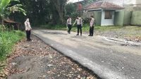 Petugas Polsek Cikembar, Polres Sukabumi, saat olah TKP laka maut di Jalan Raya Pangleseran - Jampangtengah, tepatnya di Kampung Jabalnur Lebakjero, Desa Parakanlima, Kecamatan Cikembar.