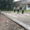 Petugas Polsek Cikembar, Polres Sukabumi, saat olah TKP laka maut di Jalan Raya Pangleseran - Jampangtengah, tepatnya di Kampung Jabalnur Lebakjero, Desa Parakanlima, Kecamatan Cikembar.