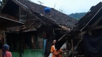 Petugas gabungan saat meninjau salah satu satu rumah terdampak akibat bencana puting