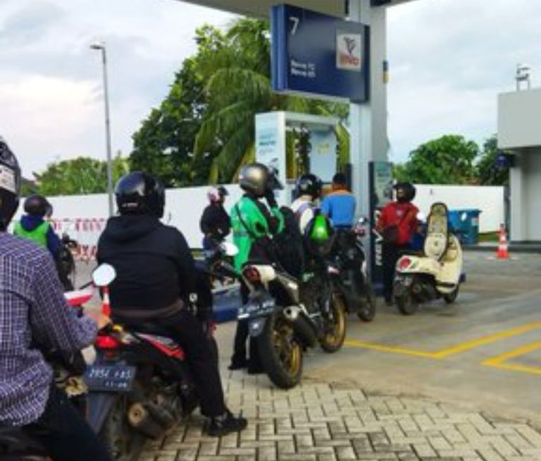 Antrean panjang di SPBU Vivo