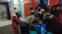Petugas Polsek Cikembar, Polres Sukabumi saat melakukan evakuasi korban laka lantas