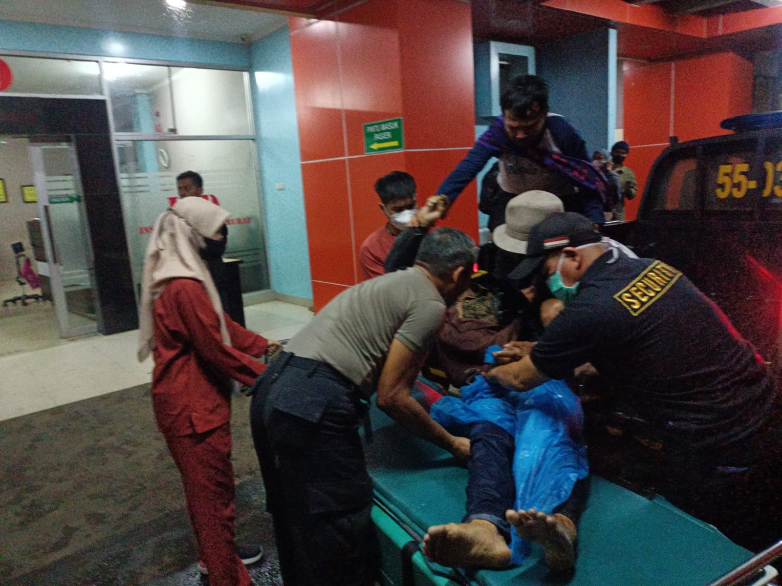 Petugas Polsek Cikembar, Polres Sukabumi saat melakukan evakuasi korban laka lantas