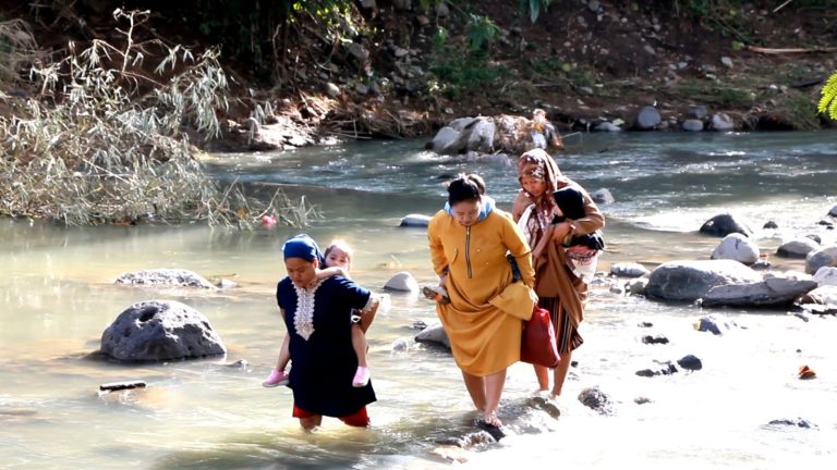 Warga Bantargadung Turun Ke Sungai