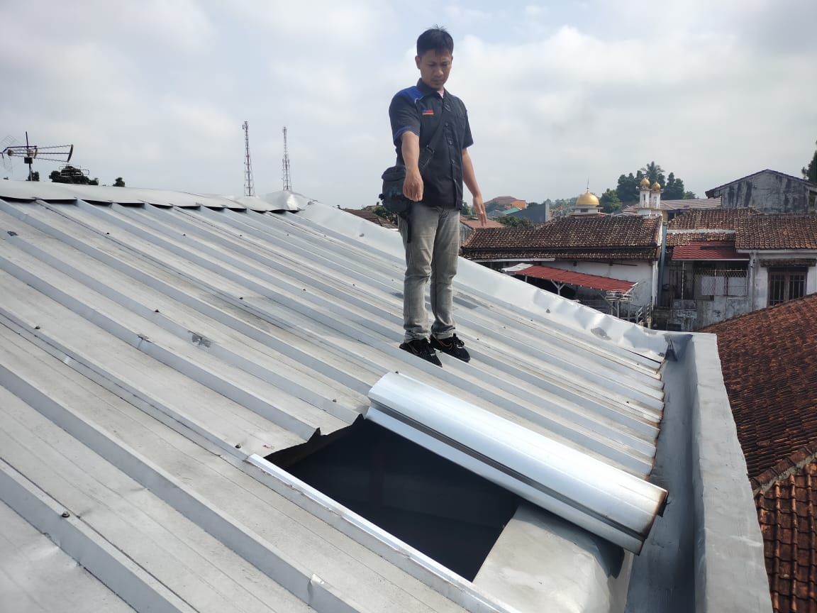 Petugas Polsek Cisaat, Polres Sukabumi Kota, saat melakukan olah TKP