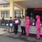 Kapolres Sukabumi AKBP Dedy Darmawansyah didampingi ketua Bhayangkara Ny. Hesty Dedy beserja jajaran saat memberikan paket sembako