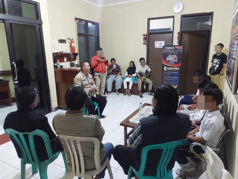 Kapolsek Kebonpedes, IPTU Tommy Ganhany Jaya Sakti saat memberikan pembinaan kepada para pelajar SMP