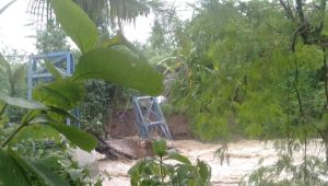 Jembatan di Bantargadung Sukabumi Roboh Terbawa Arus