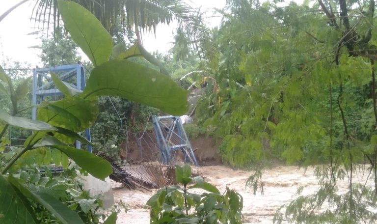Kondisi Satu jembatan perhubung dua kampung di Bantargadung Sukabumi roboh