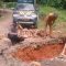 Bhabinkamtibmas beserta staf pemdes Cileungsing saat melakukan peninjauan lokasi