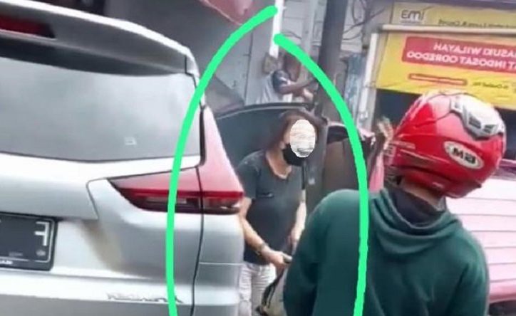 Sopir Xpander keluar dari mobil seusai