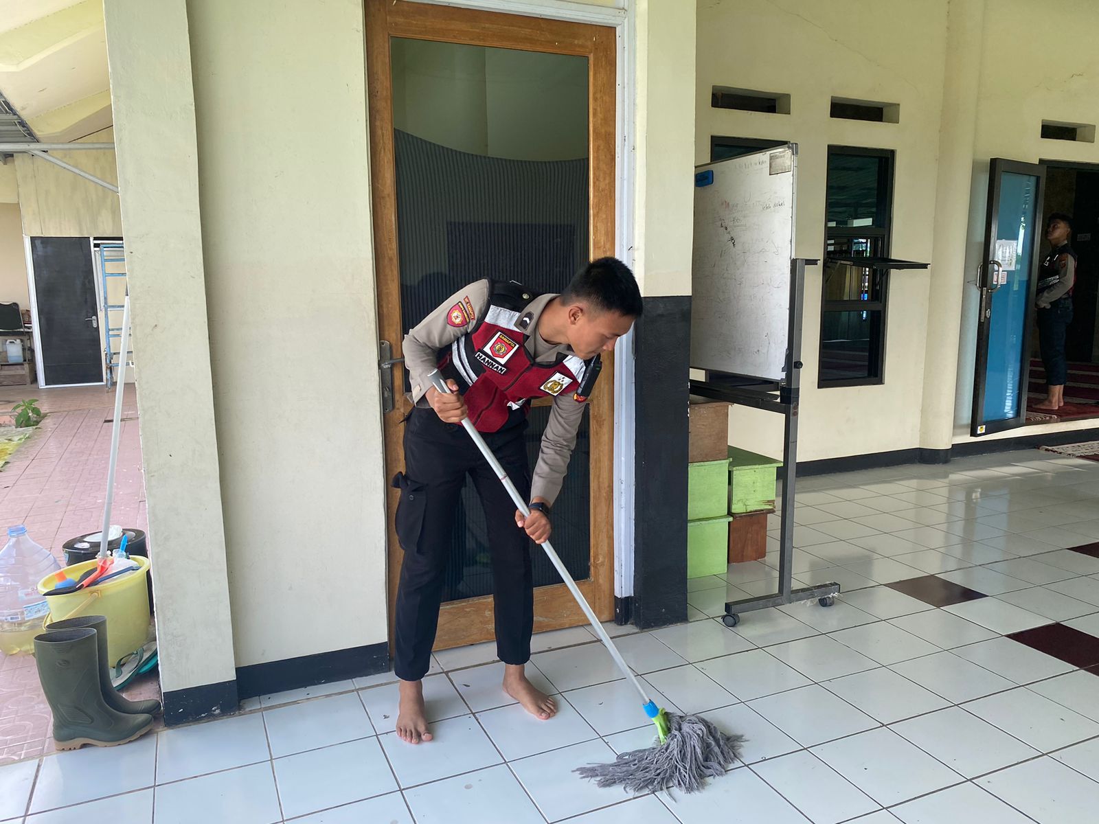 Anggota Samapta Polres Sukabumi Kota, kembali melakukan aksi bersih-bersih