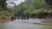 Pelajar Pabuaran Sukabumi melintasi Sungai Cikaso
