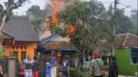 Warga saat berjibaku memadamkan api yang membakar tiga unit rumah warga di Kampung Cijangkar