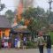 Warga saat berjibaku memadamkan api yang membakar tiga unit rumah warga di Kampung Cijangkar