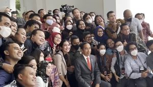 Momen Presiden Jokowi Diajak Foto Wartawan