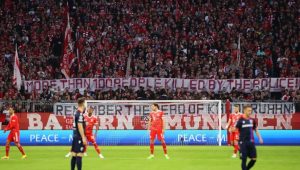 Simpati Tragedi Kanjuruhan, Fans Bayern Munchen Bentangkan Spanduk, Isinya Sindir Polisi