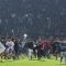 Suporter Aremania masuk ke dalam